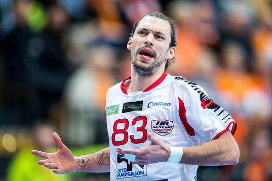 HK Malmös Fredrik Petersen agerar