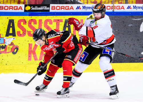 Luleås Einar Emanuelsson försöker hålla undan Örebros