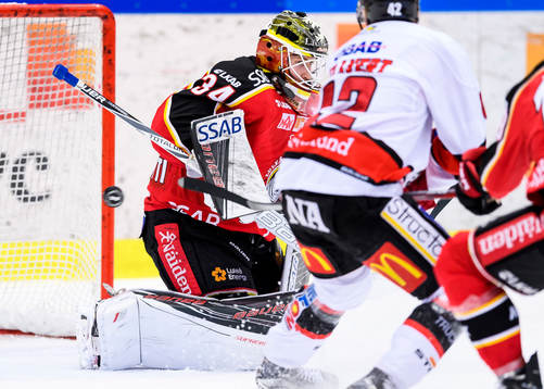 Luleås målvakt Joel Lassinatti räddar ett skott