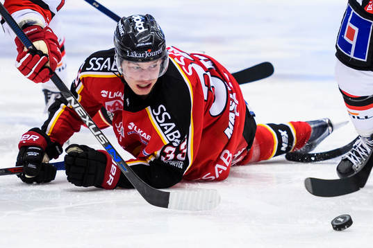 Luleås Christopher Mastomäki liggar på isen