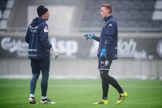 Målvakt Erik Dahlin och målvakt Pontus Dahlberg pratar