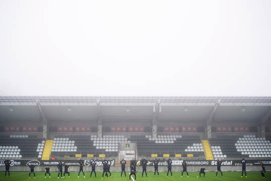 IFK Göteborgs spelare värmer upp i dimman