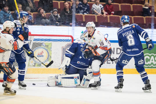 Växjös Tuomas Kiiskinen  och Dennis Everberg jublar