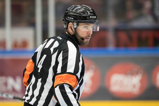 Domare Marcus Linde i ishockeymatchen i SHL mellan Leksand
