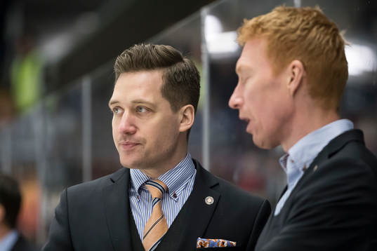Växjös tränare Sam Hallam i ishockeymatchen i SHL mellan