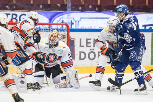 Leksands Johan Olofsson framför Växjös målvakt Joacim
