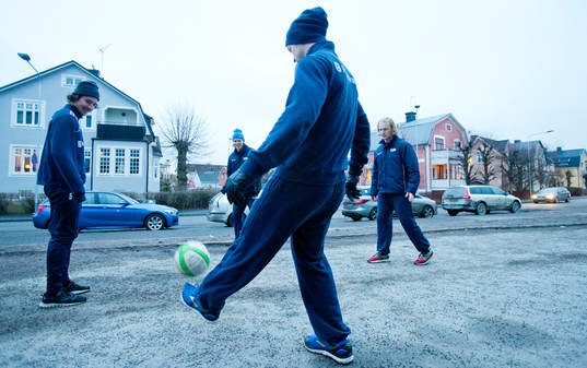 s Adam Almquist och Niklas Hansson värmer upp med fotboll