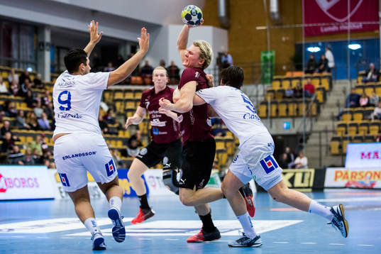Lugis Alfred Jönsson stoppas av Aranäs Max Santos (v) och