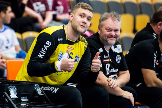 Aranäs målvakt Marcus Holmén på bänken
