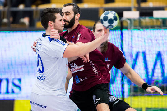 Aranäs Martin Lindell stoppas av Lugis Nemanja Milosevic
