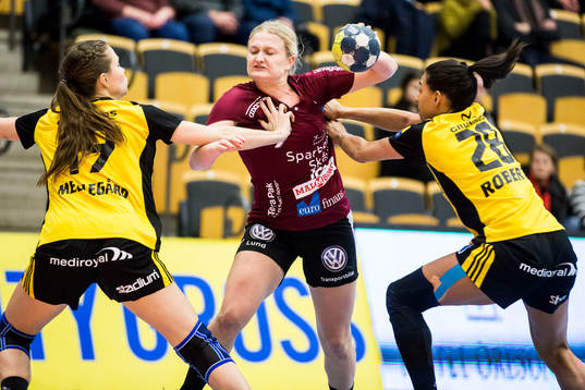 Sävehofs Olivia Mellegård och Jamina Roberts  stoppar