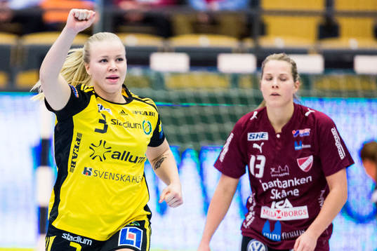 Sävehofs Emma Ekenman Fernis jublar samtidigt som Lugis