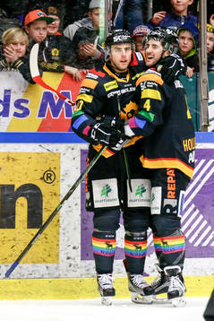 Skellefteås Joakim Lindström och Bud Holloway jublar