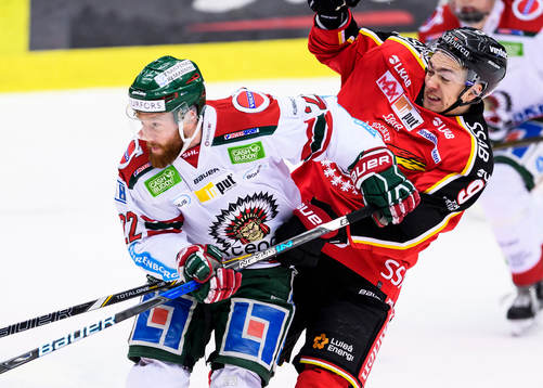 Frölundas Robin Figren tacklar Luleås Johan Forsberg