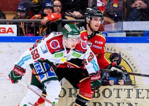 Frölundas Simon Hjalmarsson tacklar Luleås Anton Hedman