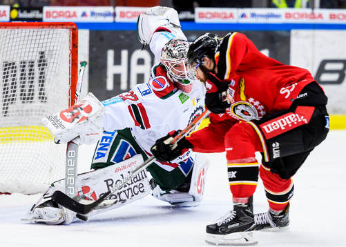 Frölundas målvakt Johan Gustafsson räddar ett friläge