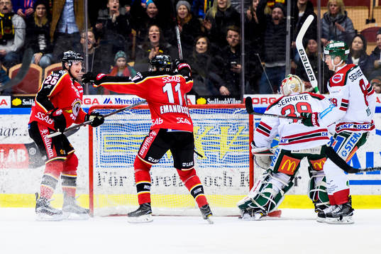 Frölundas målvakt Dan Bakala tappar pucken till Luleås