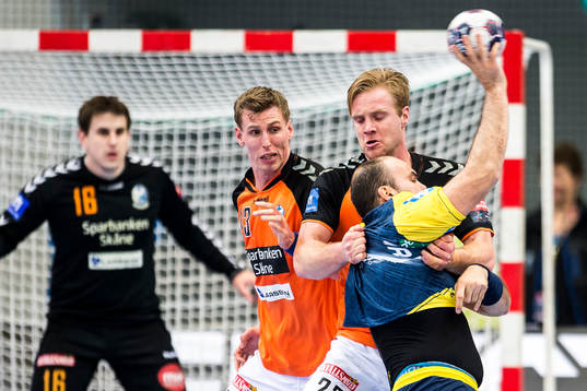 Kristianstads Gunnar Stein Jonsson brottas med Rhein Neckar