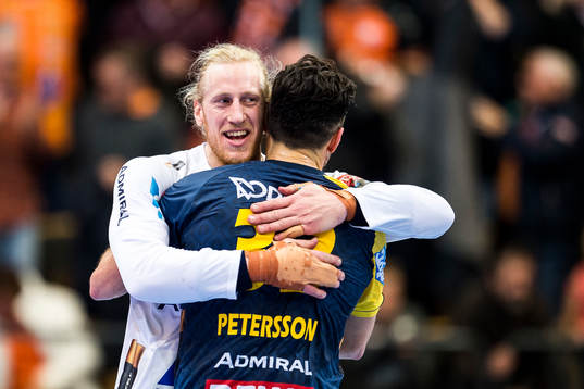 Rhein Neckar Löwen målvakt Mikael Appelgren kramar om