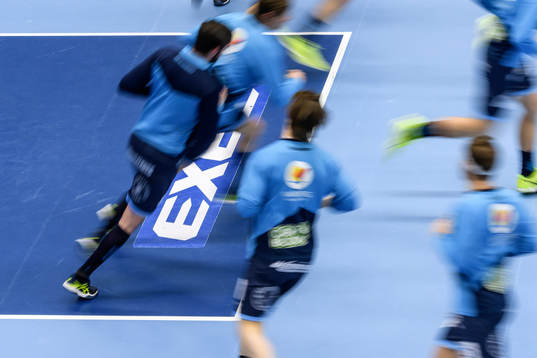 Warbergs spelare värmer upp före innebandymatchen i SSL
