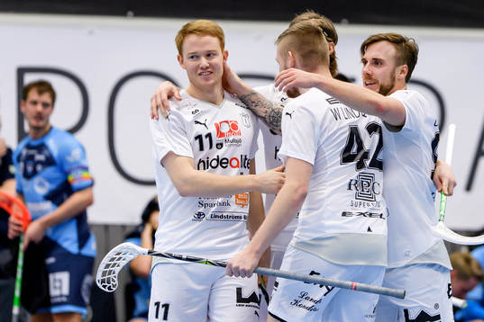Mullsjös Erik Olofsson (v) jublar