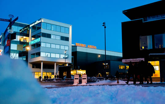 Ett vintrigt Behrn Arena med snö utanför