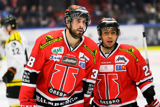 Örebros Lucas Lessio och Greg Squires jublar
