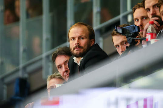 Örebros avstängda spelare Johan Wiklander på läktaren