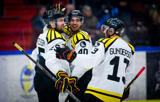 Brynäs Simon Bertilsson gör 0-4 och jublar