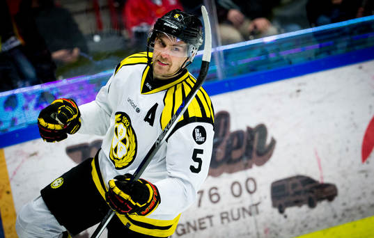 Brynäs Lukas Kilström gör 3-6 och jublar