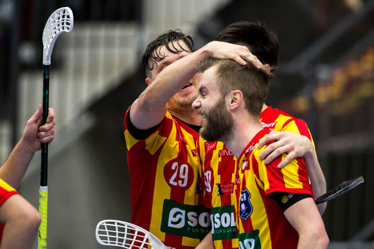 Helsingborgs Daniel Johansson får klapp på huvudet av