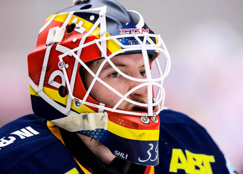 Djurgårdens målvakt Adam Reideborn på uppvärmningen