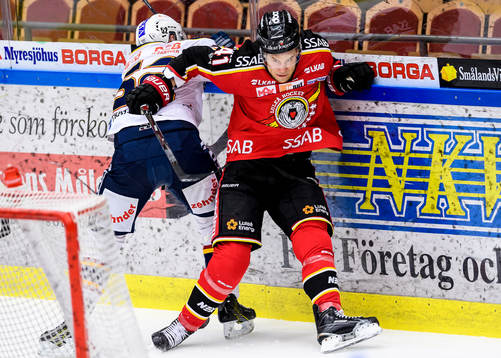 Djurgårdens Mikael Ahlén tacklar Luleås Ilari Melart