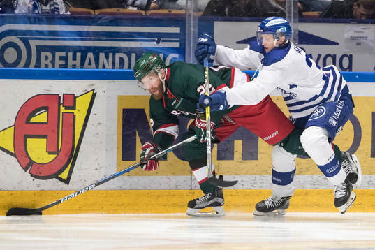 Frölundas Robin Figren och Leksands Olle Alsing i kamp om