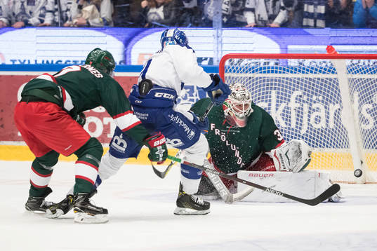 Leksands Lukas Ericsson kvitterar 4-4 bakom Frölundas