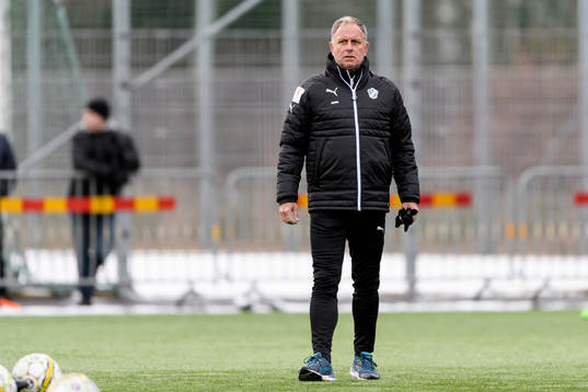 Halmstads tränare Jan Jönsson före fotbollsmatchen i
