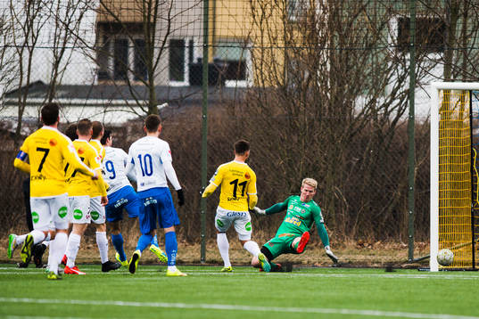 Värnamos Pär Cederqvist gör 0-1-målet bakom Falkenbergs