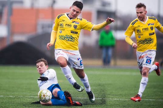 Värnamos Victor Nilsson glidtacklar Falkenbergs Edi