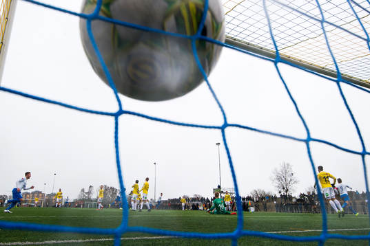 Värnamos Pär Cederqvist gör 1-0-målet bakom Falkenbergs