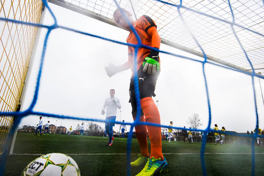 Värnamos Freddy Winst och målvakt Tobias Andersson deppar