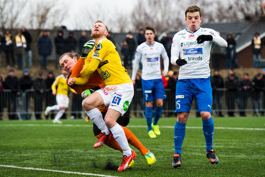 Värnamos Victor Nilsson ser målvakt Tobias Andersson