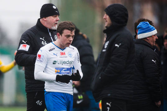 Värnamos Victor Nilsson får rött kort och lämnar plan
