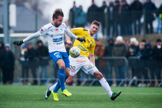 Värnamos Simon Nilsson i kamp om bollen med Falkenbergs