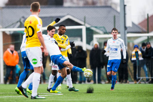 Värnamos Pär Cederqvist i kamp om bollen med Falkenbergs