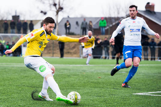 Värnamos Tyler Lissette ser Falkenbergs Tibor Joza slå