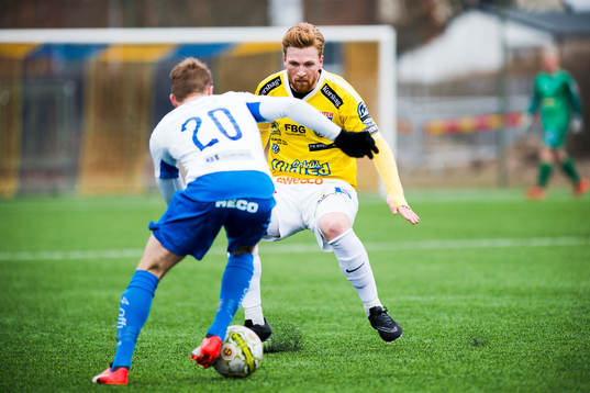 Värnamos Freddy Winst mot försvarande Falkenbergs Johan