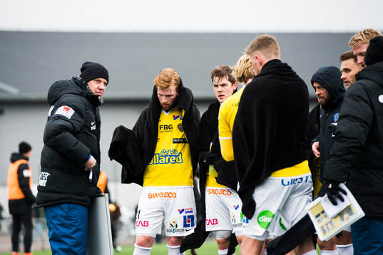 Falkenbergs tränare Hans Eklund instruerar Johan