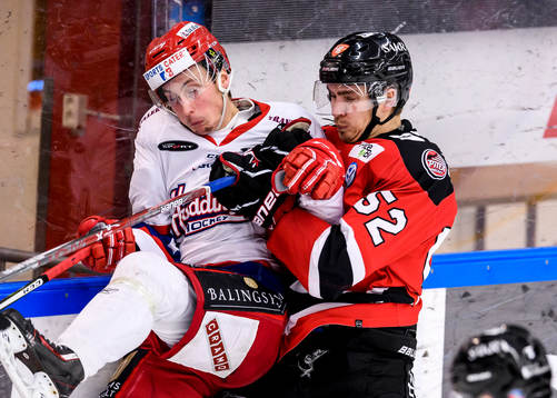 Piteås August Tornberg tacklar Huddinges Rasmus