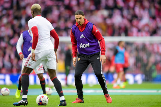 Manchester Uniteds Zlatan Ibrahimovic värmer upp före