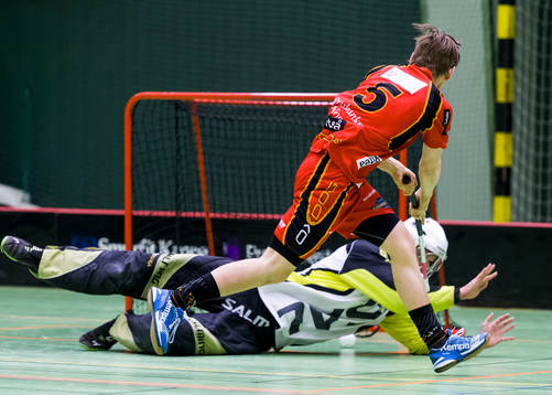 Wibaxs Joel Wadsten gör 2-0 bakom Täbys målvakt Rasmus